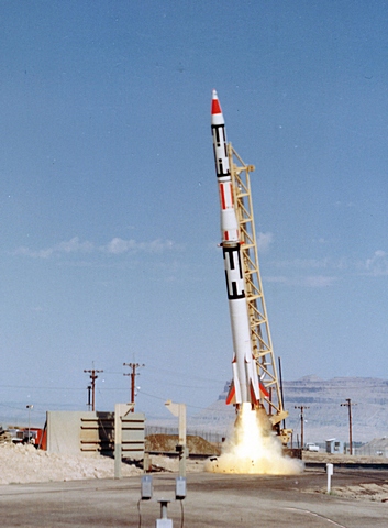 Fotografía de archivo histórica de un cohete militar Athena V-123-D de la Fuerza Aérea de EE. UU., modelo similar al que se estrelló en la Zona del Silencio en 1970.
