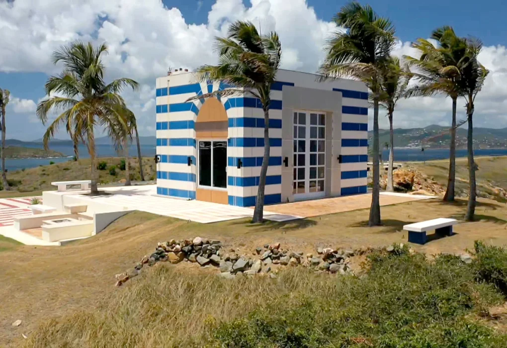 Edificio del templo con franjas azules y blancas y cúpula dorada en la isla Little St. James de Jeffrey Epstein.