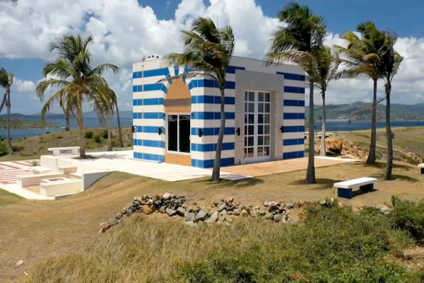 Edificio del templo con franjas azules y blancas y cúpula dorada en la isla Little St. James de Jeffrey Epstein.