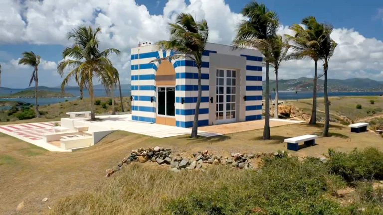 Edificio del templo con franjas azules y blancas y cúpula dorada en la isla Little St. James de Jeffrey Epstein.