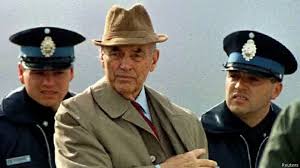 Erich Priebke anciano siendo escoltado por la policía argentina en Bariloche tras ser descubierto en 1994.