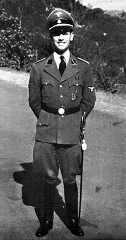 Erich Priebke joven vistiendo uniforme de capitán de las SS (Hauptsturmführer) antes de escapar a Argentina.