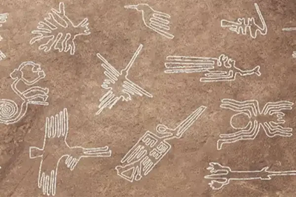 Mapa infográfico aéreo de las Líneas de Nazca en Perú mostrando la ubicación brillante de los geoglifos del Colibrí, el Mono y la Araña sobre el desierto oscuro.