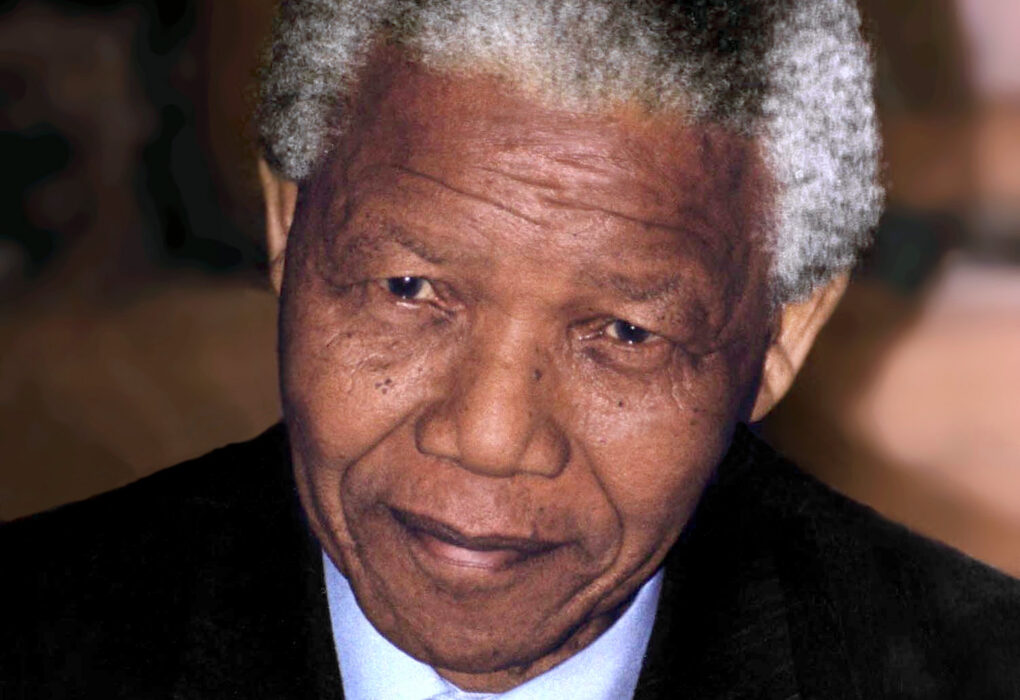 Retrato de Nelson Mandela en 1994 sonriendo, foco del efecto mandela original.