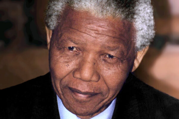 Retrato de Nelson Mandela en 1994 sonriendo, foco del efecto mandela original.