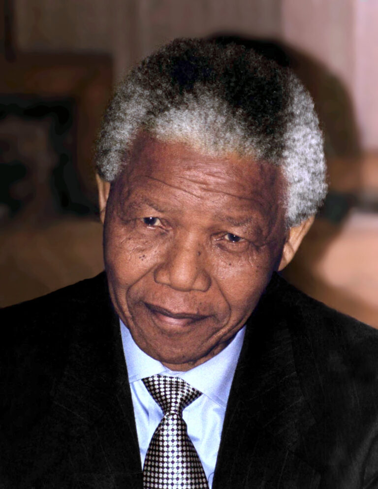 Retrato de Nelson Mandela en 1994 sonriendo, foco del efecto mandela original.