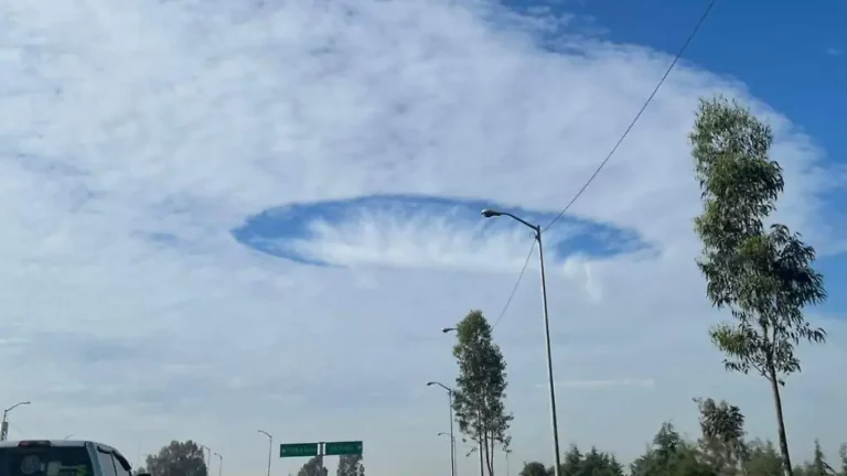 ista detallada de la nube cavum o "nube OVNI" sobre los edificios de Puebla , mostrando la forma circular perfecta del fenómeno. Foto por Mary Carmen Ávila