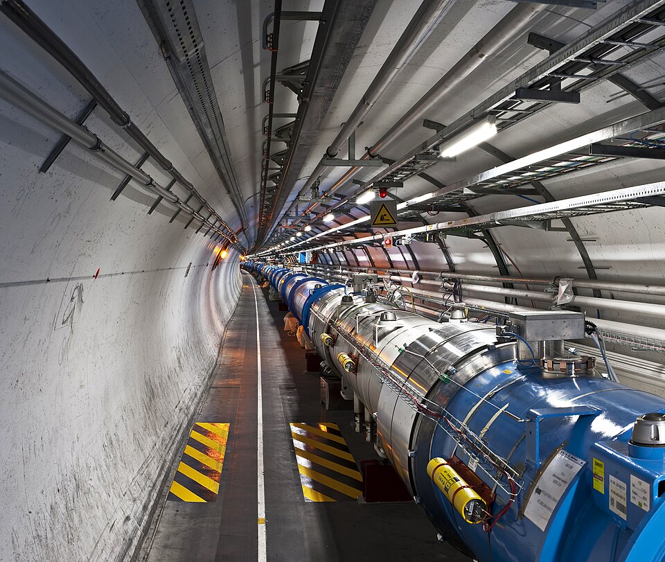 Interior del túnel del LHC en el CERN, lugar de teorías sobre portales dimensionales y efecto mandela.