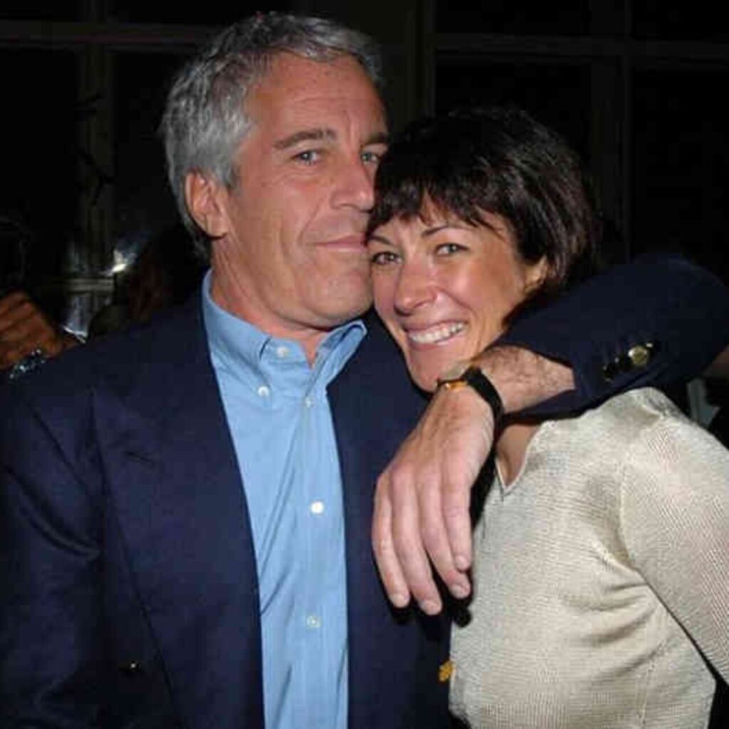 Jeffrey Epstein y Ghislaine Maxwell posando juntos sonrientes en un evento social de la élite en Nueva York.