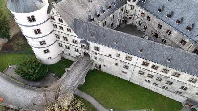 Himmler invirtió millones de reichsmarks en la reconstrucción del castillo de Wewelsburg en Westfalia. Este castillo triangular no iba a ser una simple base militar, sino el centro ceremonial y espiritual de la Orden SS.