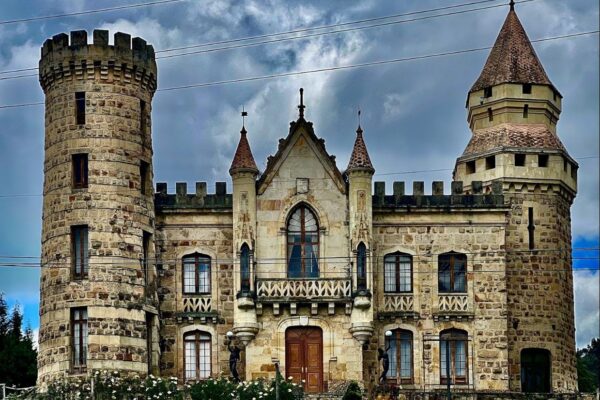 Imagen del Castillo Marroqion al norte de bogota, una edificacion llena de misterios y hechos paranormales.