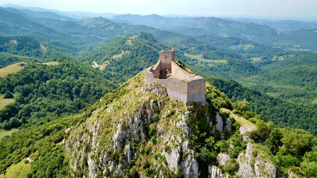Vista de las ruinas del Castillo cátaro de Montségur en la cima de una montaña en Francia, explorado por Otto Rahn durante las expediciones nazis en busca del Santo Grial.
