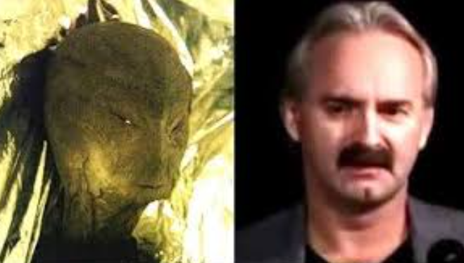 Rostro del supuesto extraterrestre del bosque junto al Dr. Jonathan Reed en una entrevista.