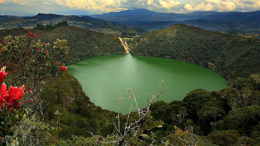 Vista panorámica de las aguas verdes y montañas de la misteriosa Laguna de Guatavita.