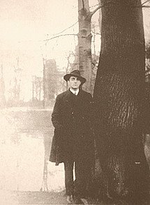 Otto Rahn con ropa de época investigador de las SS, forografia junto a un arbol, berlin.