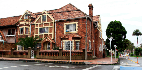 Fachada de una casona de estilo inglés en Teusaquillo, epicentro de los relatos sobre vampiros en Bogotá | Fuente: Registros del Misterio
