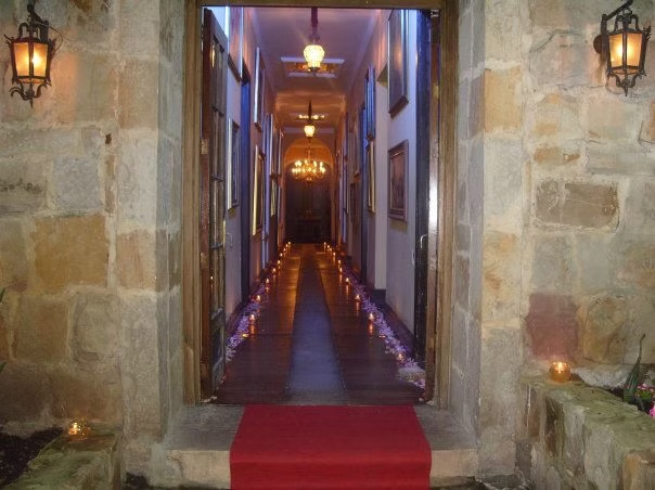 Los interminables y fríos pasillos del castillo, testigos de rituales oscuros y de una trágica etapa como asilo psiquiátrico. | Fuente: Archivo Histórico Investigativo