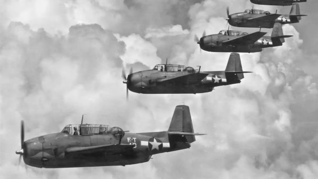 Formación de bombarderos TBF Avenger similares a los del Vuelo 19 desaparecido en el Triángulo de las Bermudas