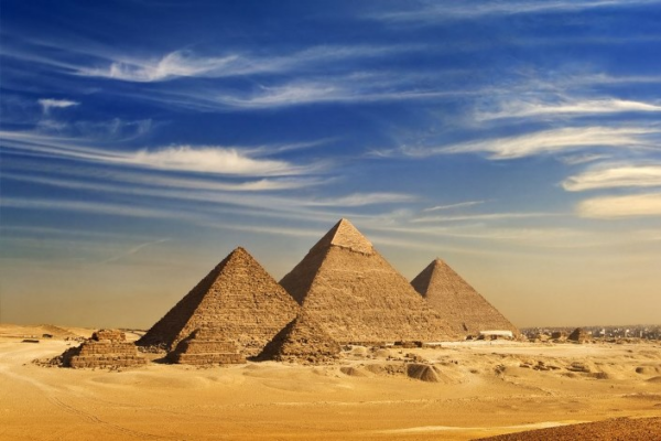 Pirámides de Giza al atardecer - La Gran Pirámide de Keops con las pirámides de Kefrén y Micerinos en el desierto de Egipto