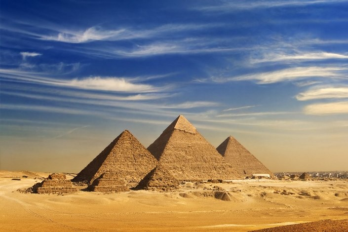 Pirámides de Giza al atardecer - La Gran Pirámide de Keops con las pirámides de Kefrén y Micerinos en el desierto de Egipto