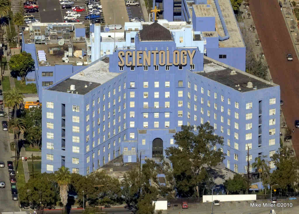 La sede de la Iglesia de la Cienciología en Los Ángeles. Detrás de la fachada impecable, décadas de operaciones encubiertas documentadas por tribunales federales | Fuente: archivo periodístico