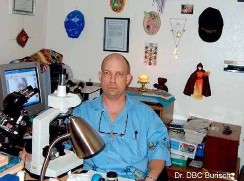 Dr Dan Burisch en su laboratorio 