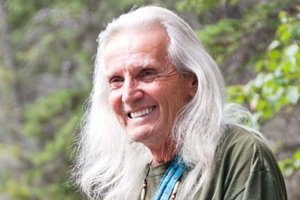 Otro de los casos estudiados por John Mack es Sequoyah Trueblood, lider espiritual indigena que relacionaba las abducciones a la cosmovision indigena norteamericana.