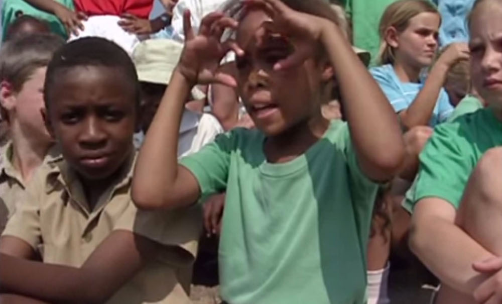 Niños de la escuela Ariel en Ruwa Zimbawe, que narraron encuentros con extraterrestres en el colegio. mas de 60 testigos dibujaron y mostraron lo que vieron. 1994