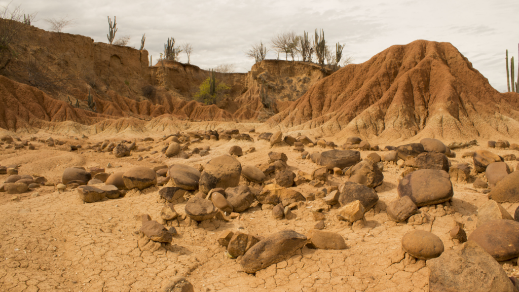 Formaciones geológicas rojizas del sector Cuzco en el desierto de la Tatacoa donde se concentran reportes de fenómenos aéreos inexplicables