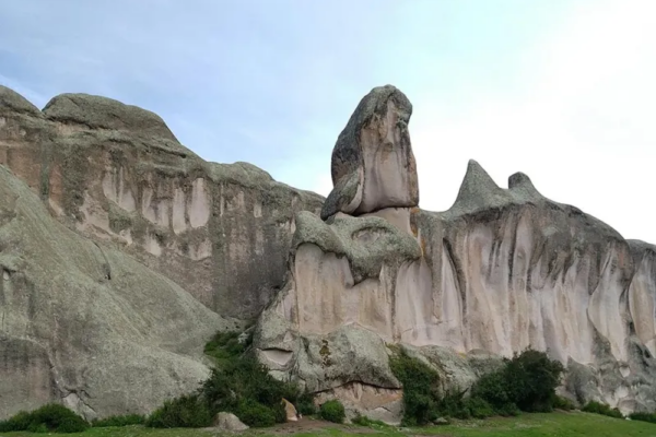 Meseta de Marcahuasi en Perú con formaciones rocosas gigantes que parecen rostros tallados