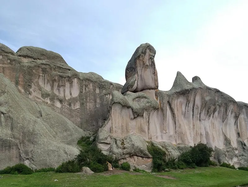 Meseta de Marcahuasi en Perú con formaciones rocosas gigantes que parecen rostros tallados