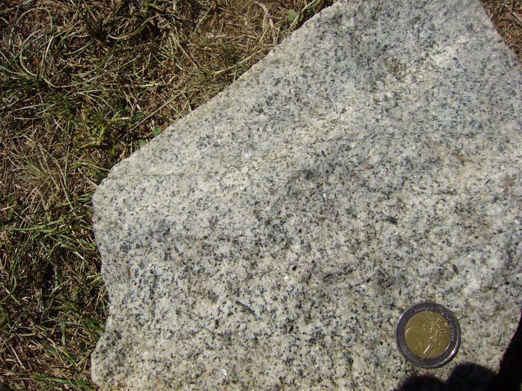 La granodiorita es un material que abunda en la meseta de Marcahuasi, en este material se han encontrado estructuras que son de dificil explicacion.
