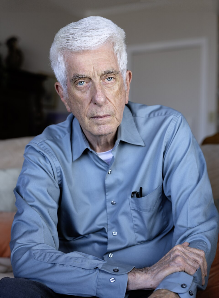 Jacques Fabrice Vallée, es un informático teórico, matemático, escritor, ufólogo y astrónomo francés-estadounidense que reside actualmente en San Francisco, California.