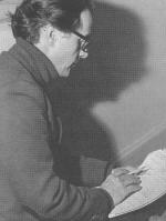 El investigador y parapsicologo William Roll revisando unas notas de investigacion.