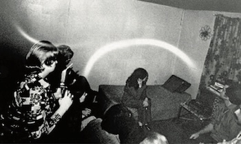El Caso de Doris Bither, donde luces fueron fotografiadas en su habitacion. Ademas de una serie de heridas fisicas en su cuerpo causadas por una entidad desconocida.
