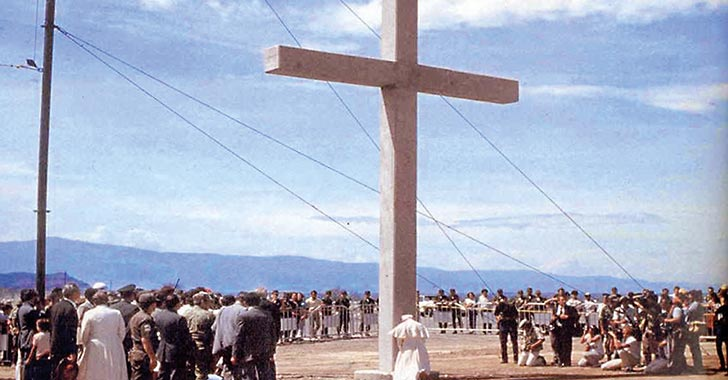 Cruz conmemorativa en las ruinas de Armero tragedia de 1985