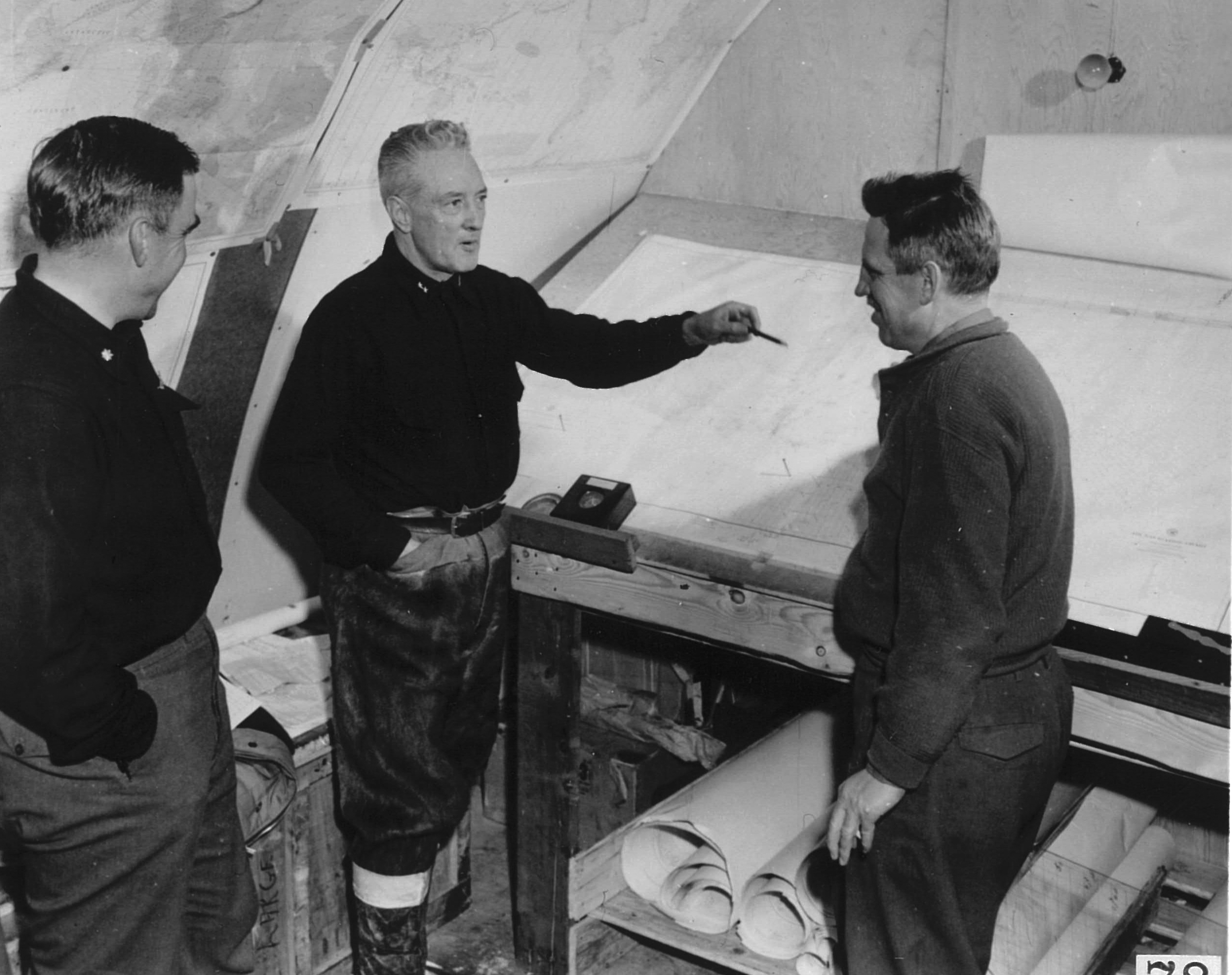 El contraalmirante Richard Byrd explica el plan de la Operación Highjump a su equipo en Little America