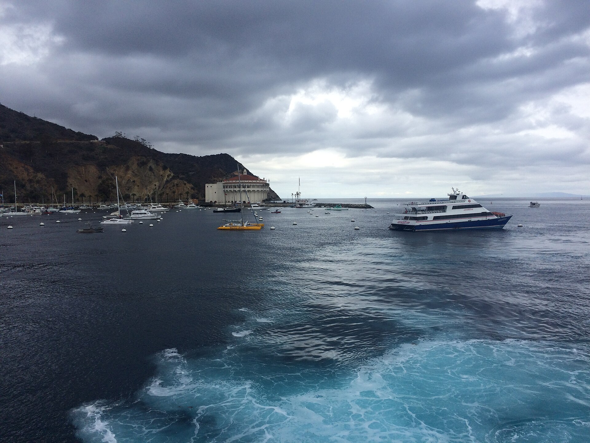 Bahía de Avalon en la Isla Santa Catalina, California, el pueblo principal de los reportes de los archivos OVNI