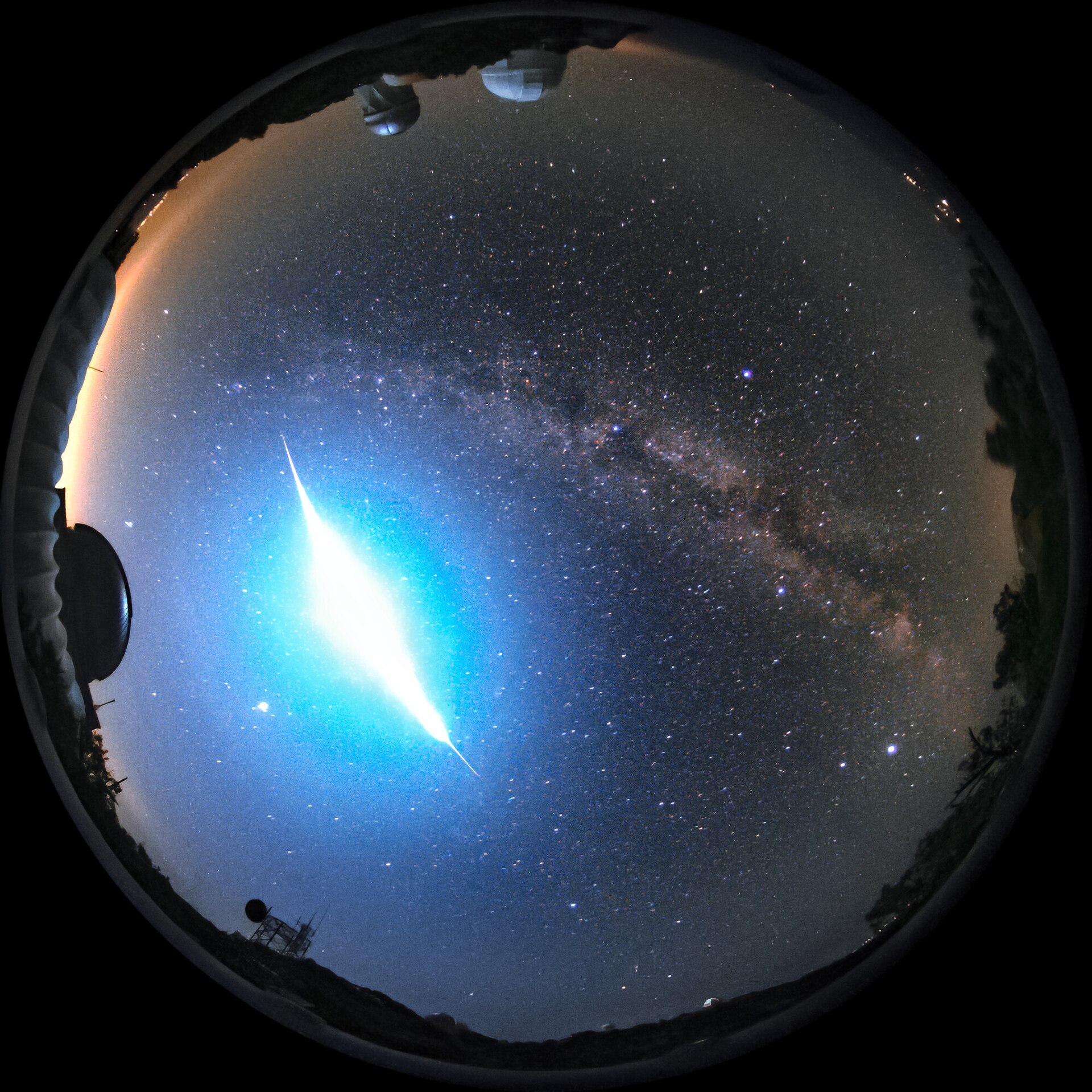 Bólido o fireball cruzando el cielo sobre el Observatorio Nacional Kitt Peak, Arizona