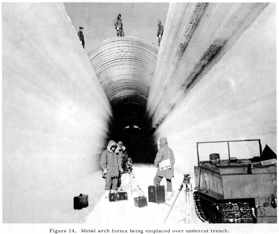 Construcción de las trincheras bajo el hielo de Camp Century, Groenlandia, en 1960