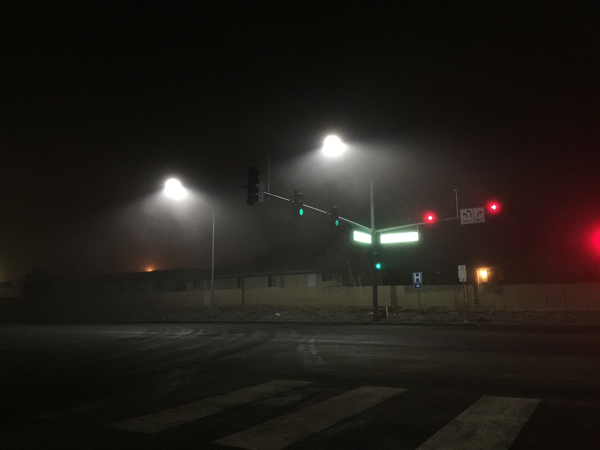 Carretera envuelta en niebla de noche, ambiente típico de las historias de fantasmas de carretera