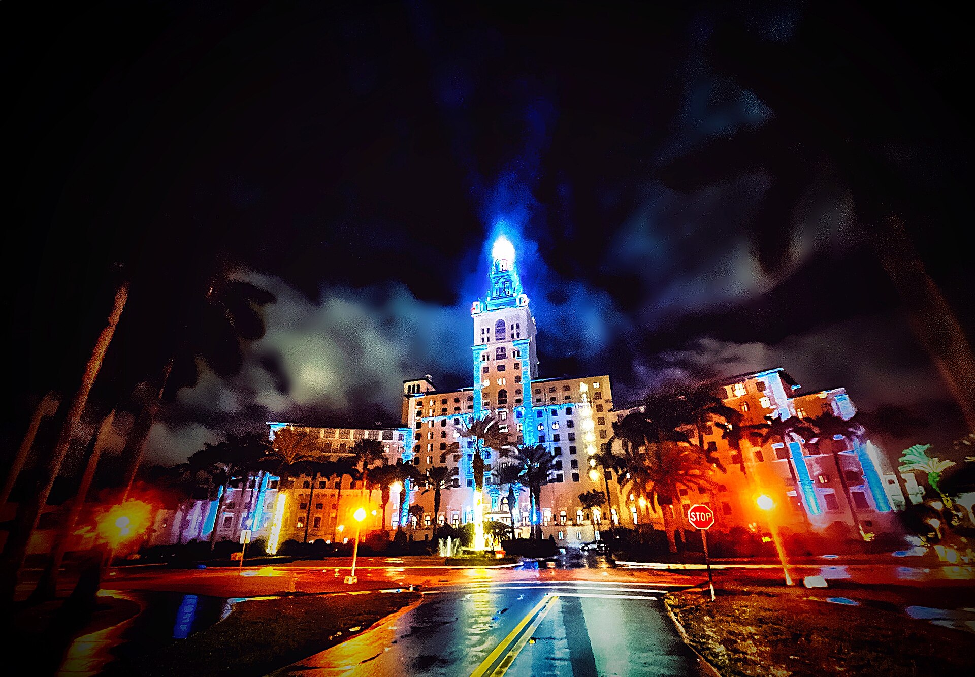 Hotel Biltmore de Coral Gables, famoso por sus leyendas de fantasmas, entre nubes oscuras