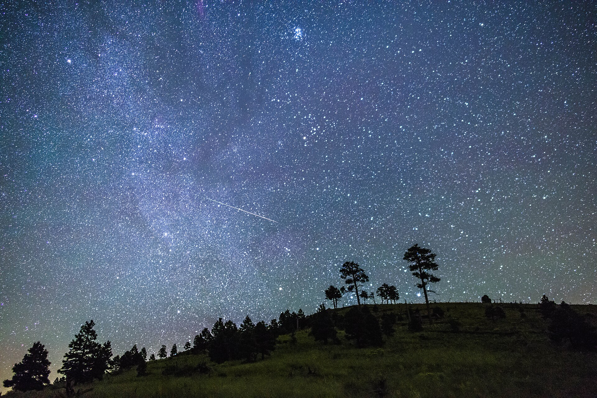Cielo nocturno con un meteoro cruzando las estrellas cerca de Flagstaff, Arizona