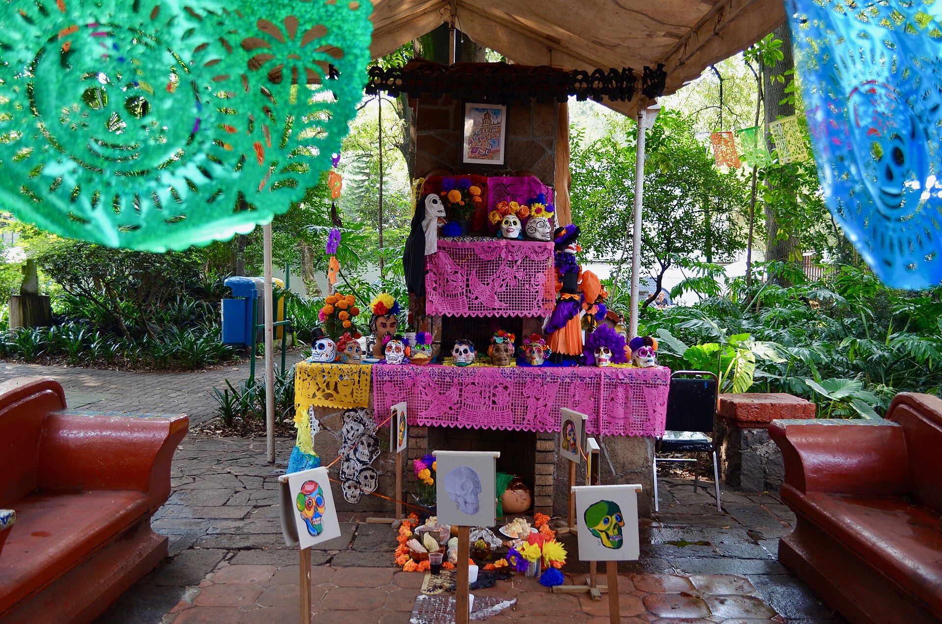 Ofrenda de Día de Muertos con flores de cempasúchil, velas y fotografías en Coyoacán, Ciudad de México
