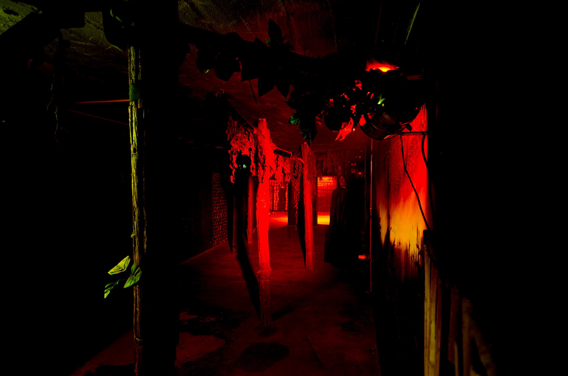 Pasillo oscuro de una casa del terror en Berlín, ambientación de miedo