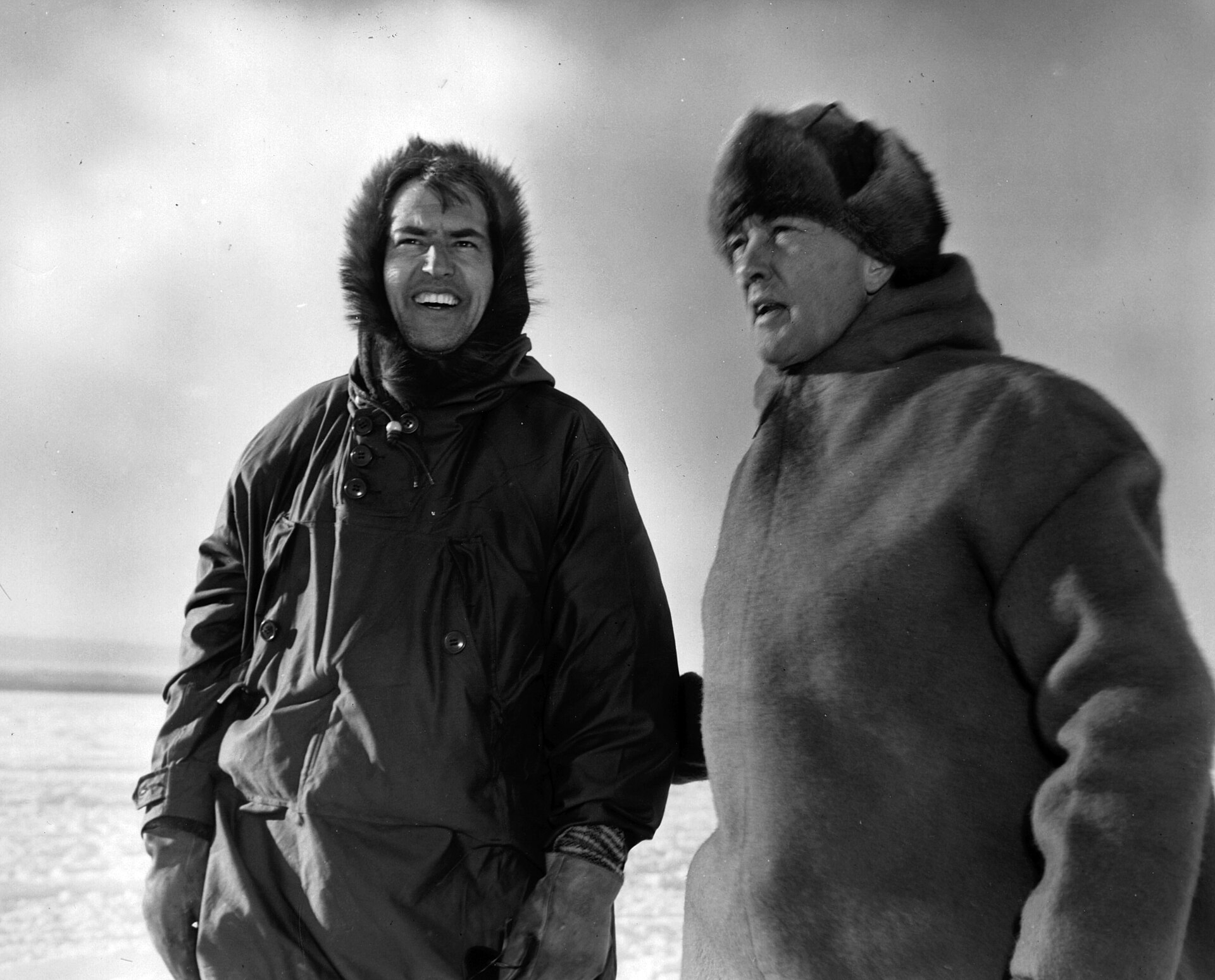 El doctor Paul Siple y el contraalmirante Richard Byrd durante la Operación Highjump en 1947