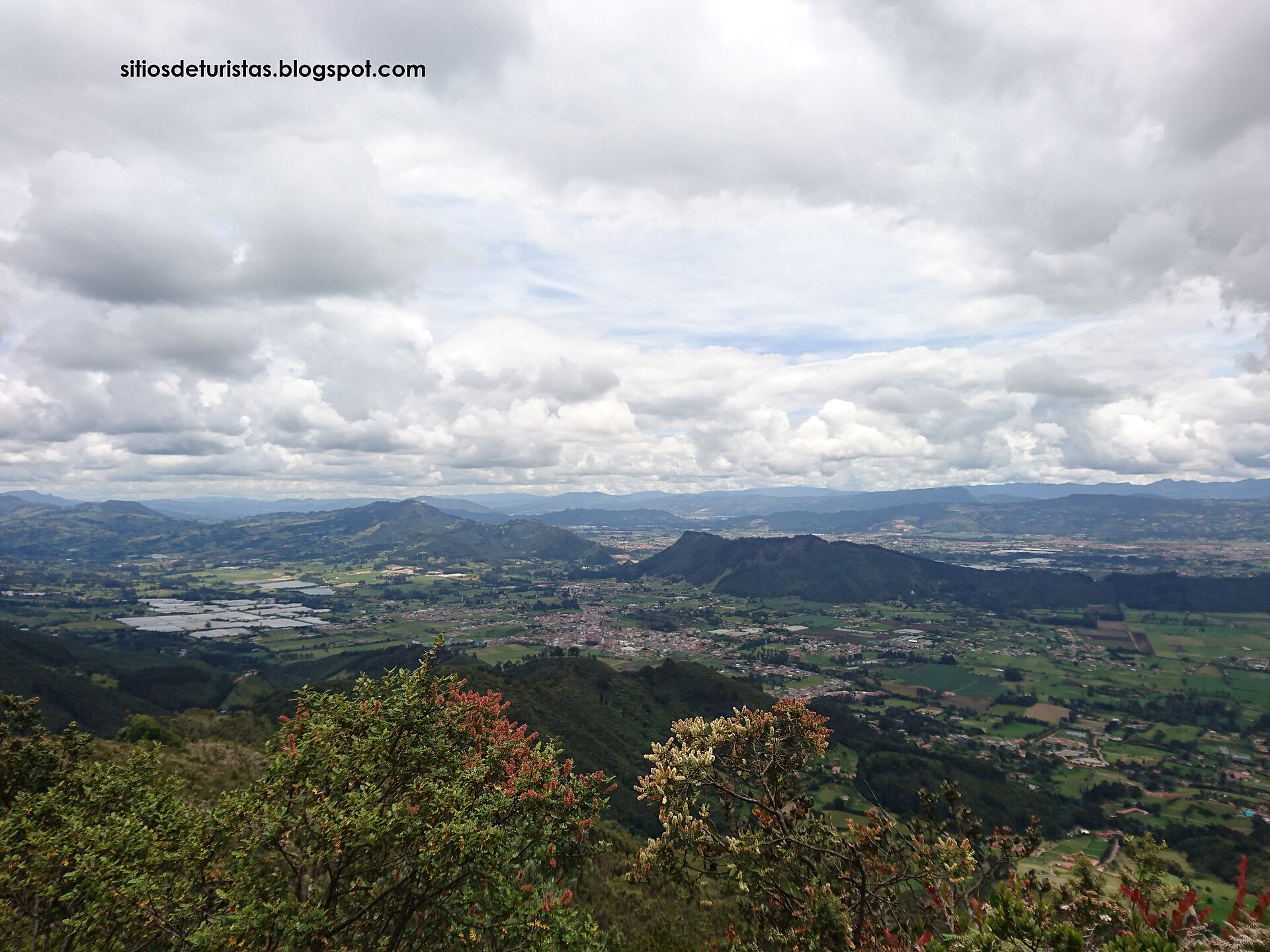 Vista de la Peña de Juaica, formación rocosa entre Tabio y Tenjo en Cundinamarca, Colombia