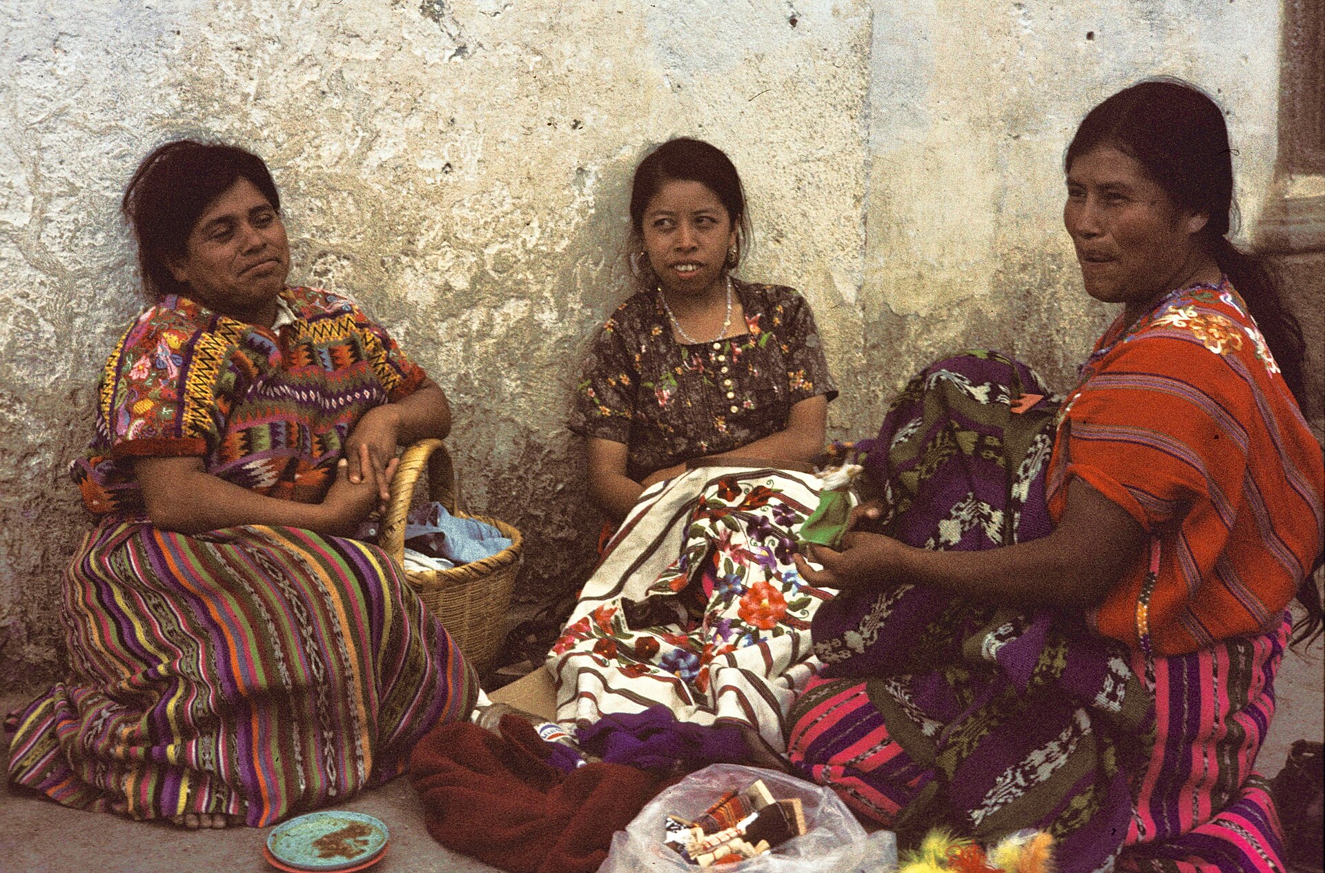 Tres mujeres mayas en Guatemala con trajes tradicionales, descendientes vivos de la civilización maya