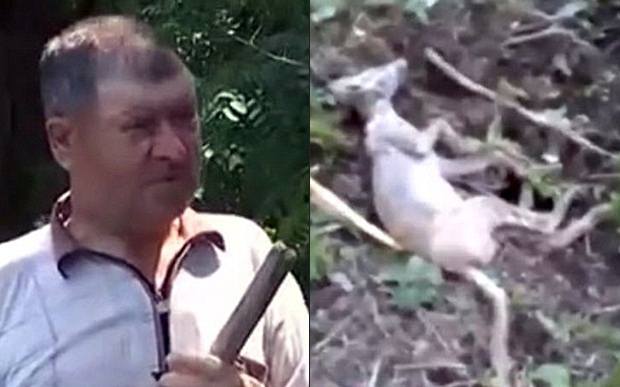 Iván, granjero de Ucrania, con la horca con la que dijo haber dado muerte a un supuesto chupacabras