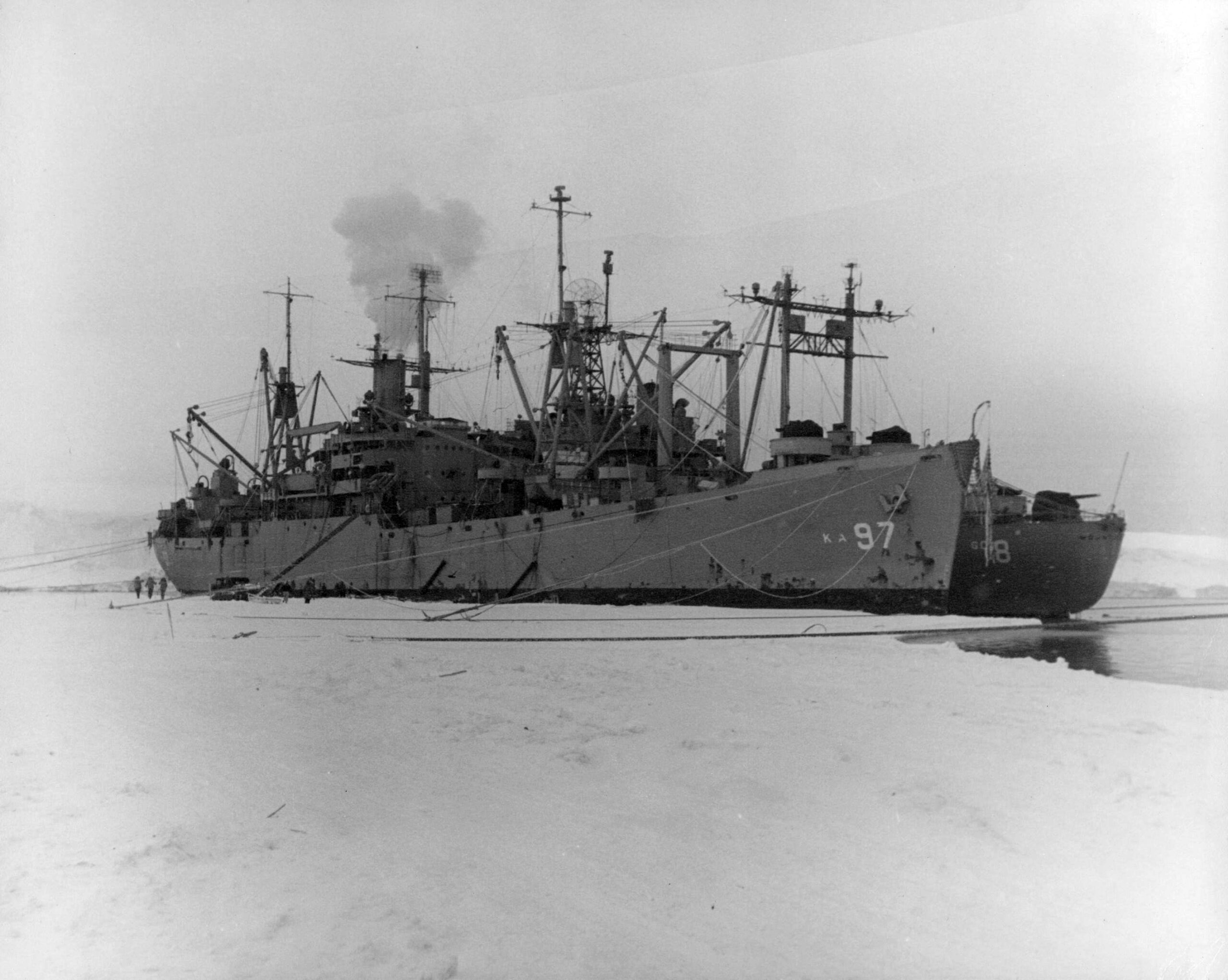 Buques USS Merrick y USS Mount Olympus junto al hielo de la Antártida durante la Operación Highjump en 1947